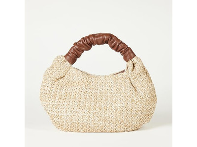 Sac en paille demi-lune fourre-tout livre composé de 2 pochettes décorées d'un nœud paquet tenu à la main