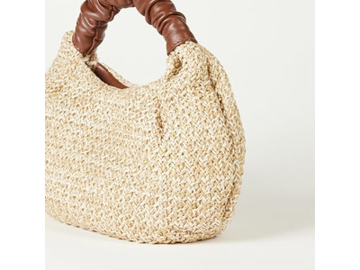 Sac en paille demi-lune fourre-tout livre composé de 2 pochettes décorées d'un nœud paquet tenu à la main