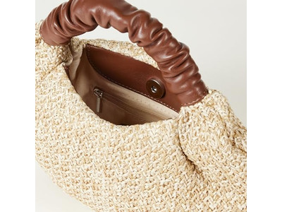 Sac en paille demi-lune fourre-tout livre composé de 2 pochettes décorées d'un nœud paquet tenu à la main